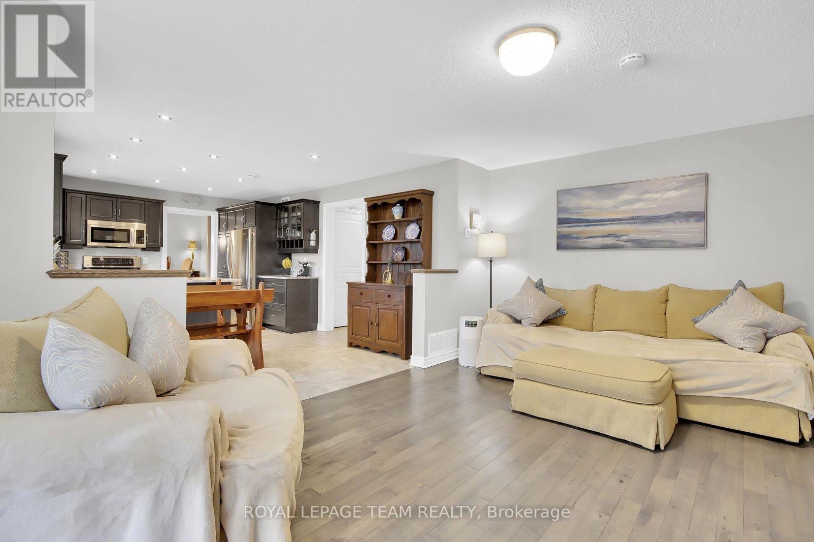 638 Robert Hill Street N