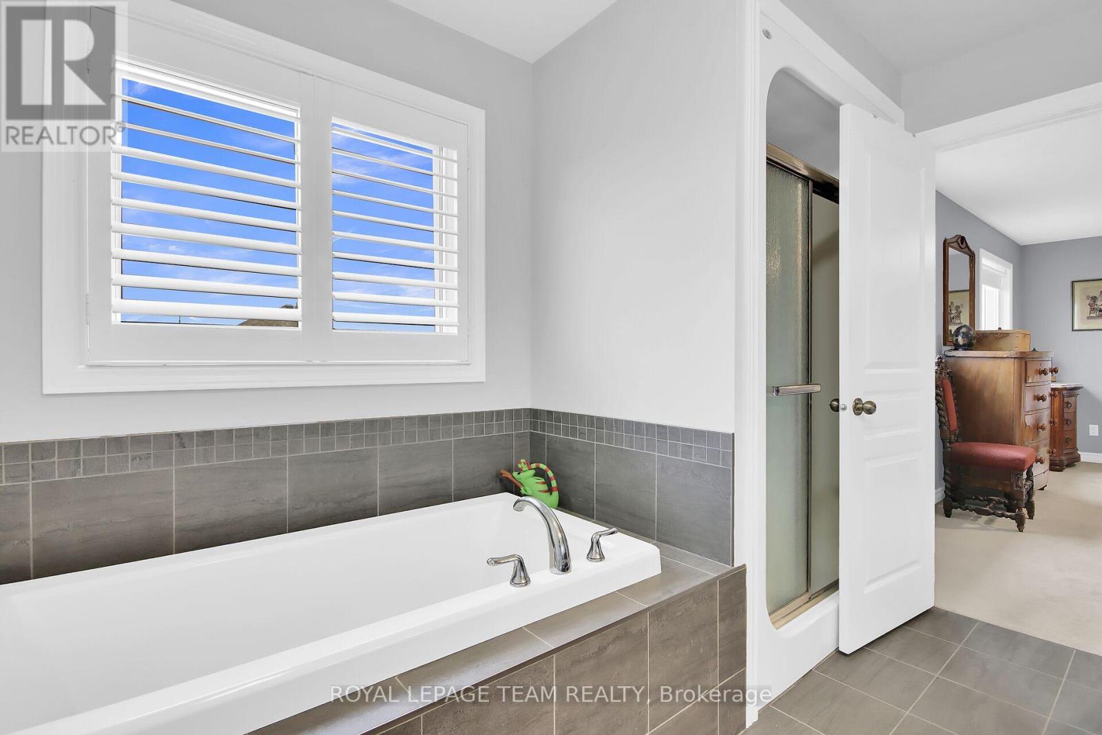 638 Robert Hill Street N