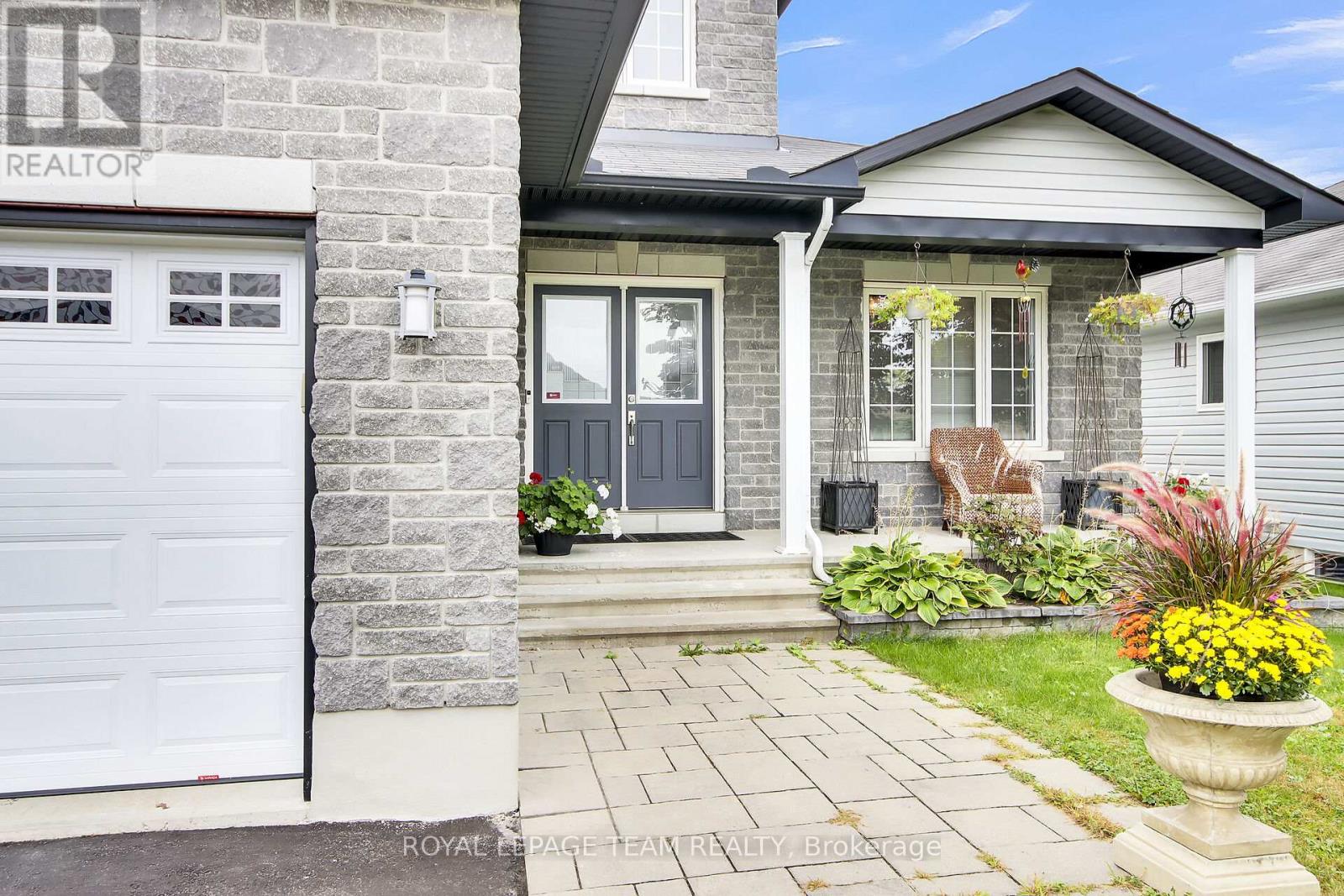 638 Robert Hill Street N