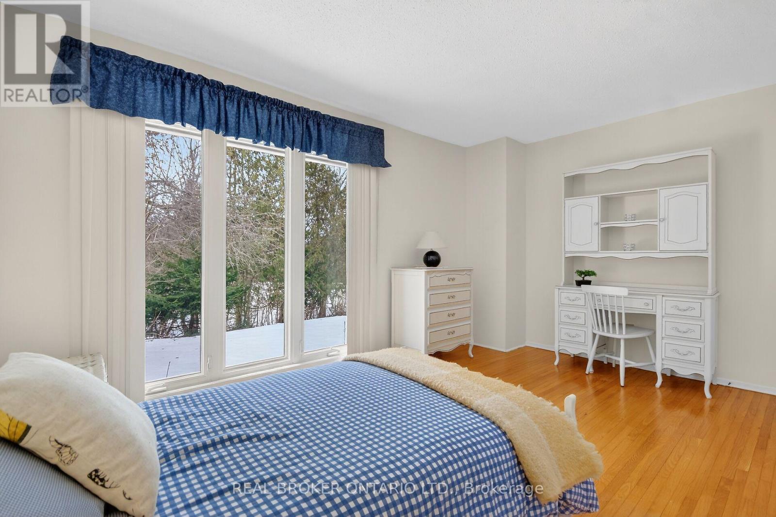 10 Amundsen Crescent