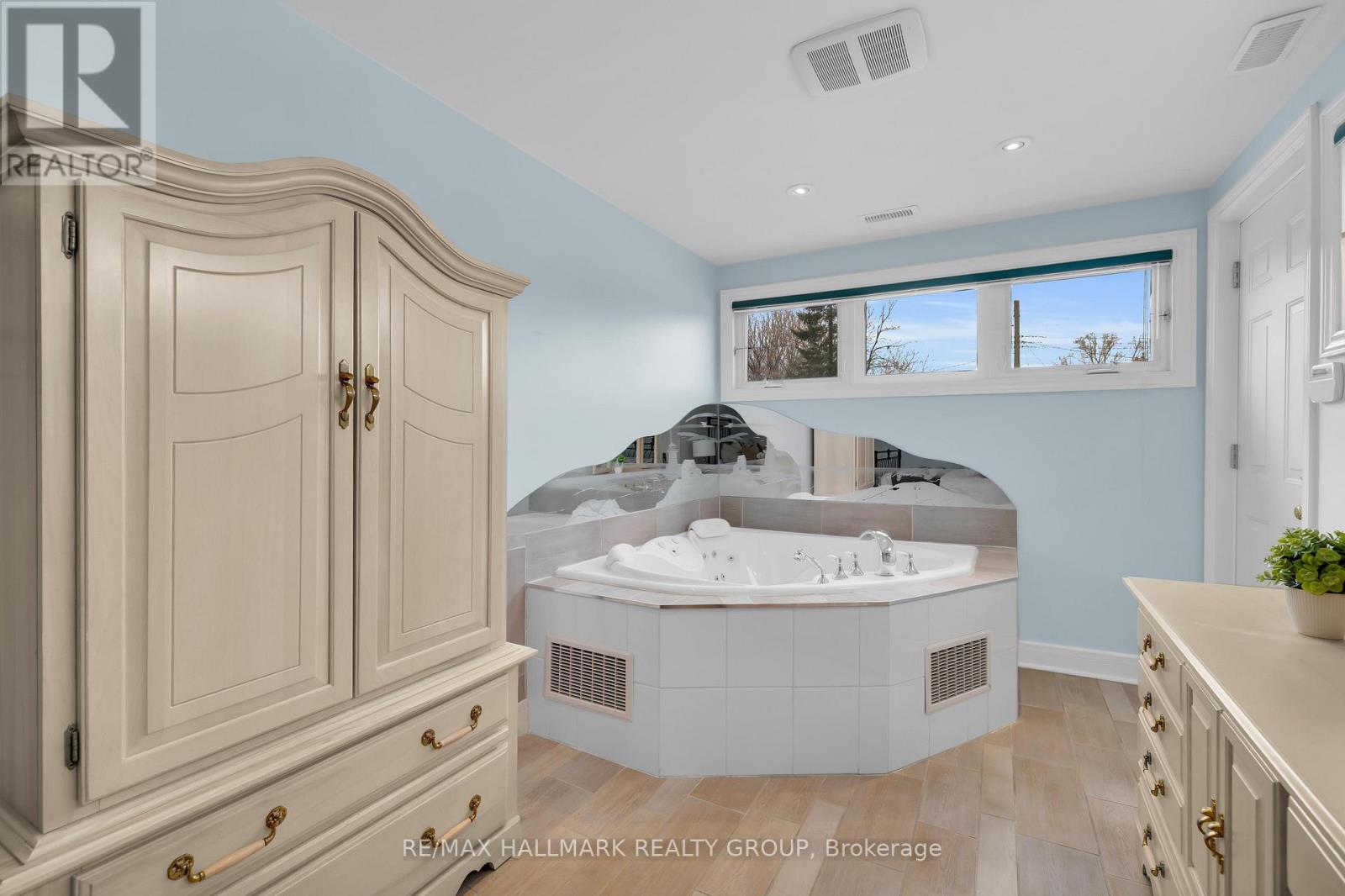 162 Loretta Avenue N