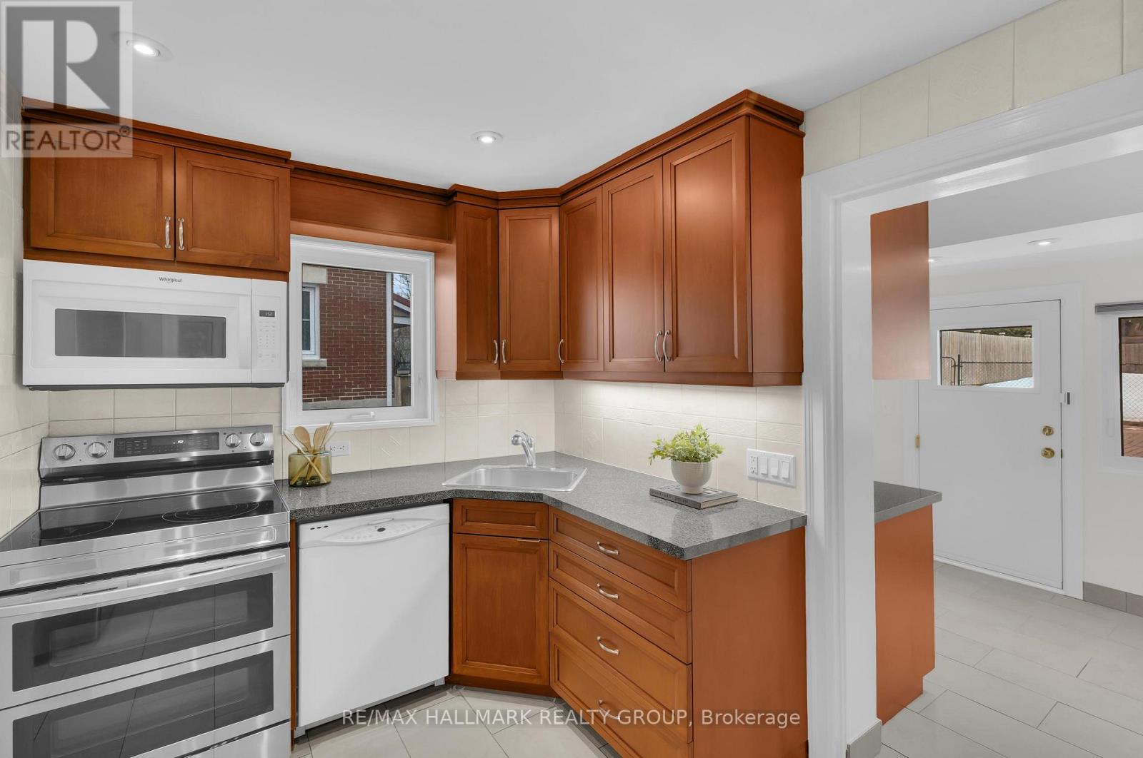 162 Loretta Avenue N