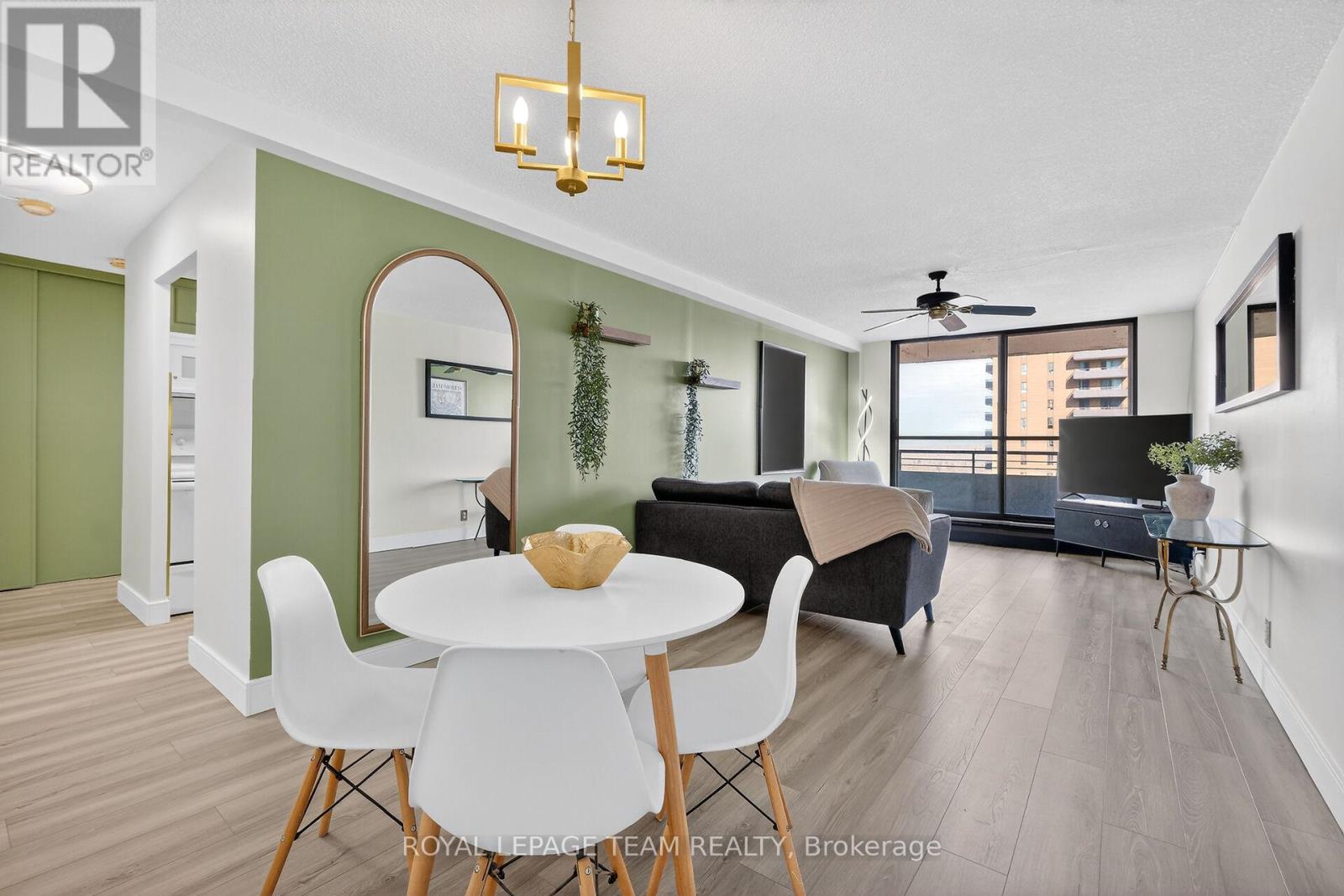 1809 - 515 St Laurent Boulevard S