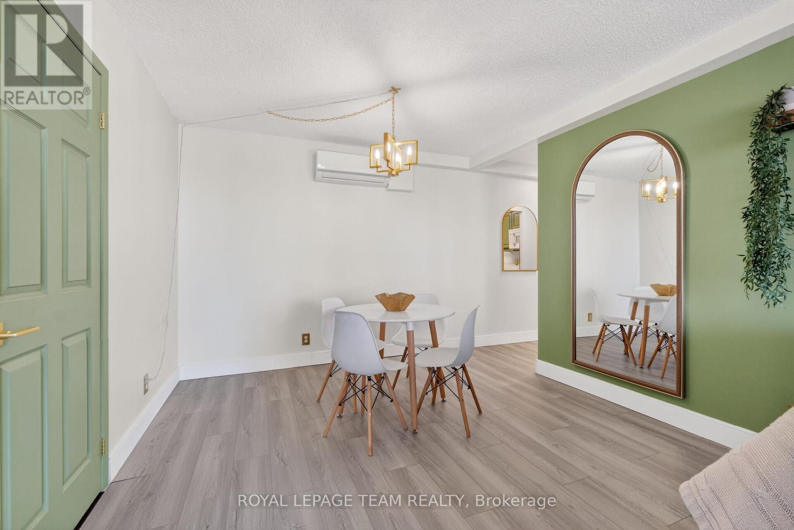 1809 - 515 St Laurent Boulevard S