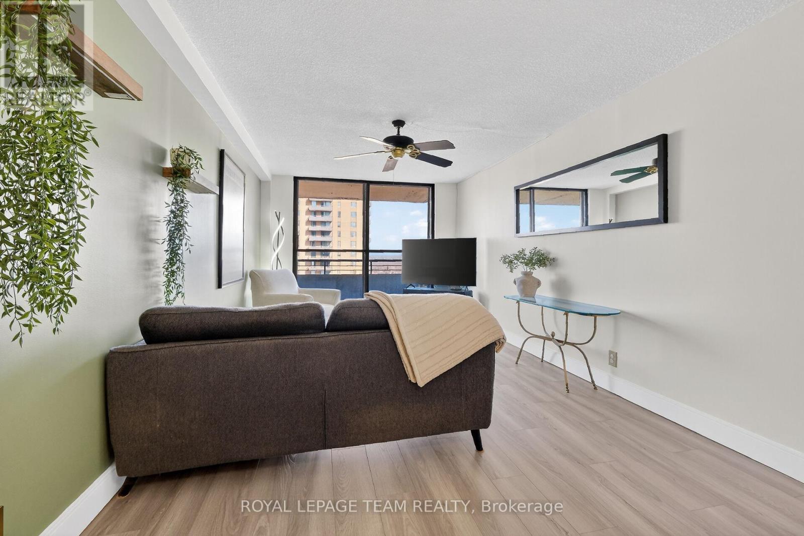 1809 - 515 St Laurent Boulevard S