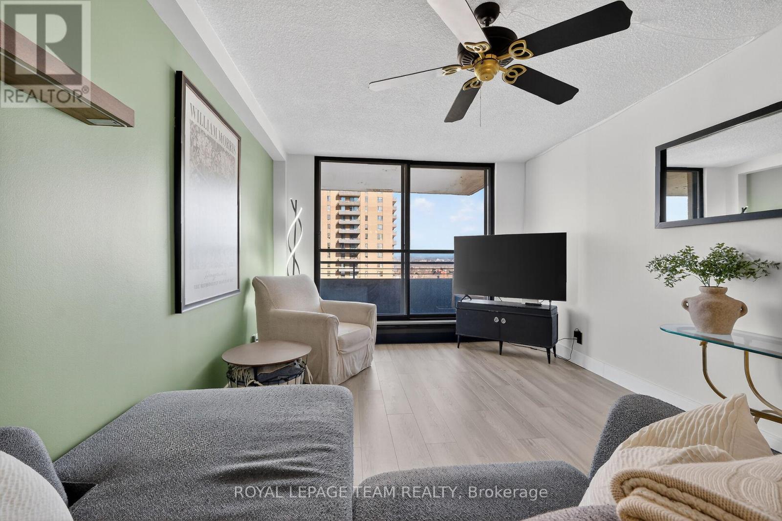 1809 - 515 St Laurent Boulevard S