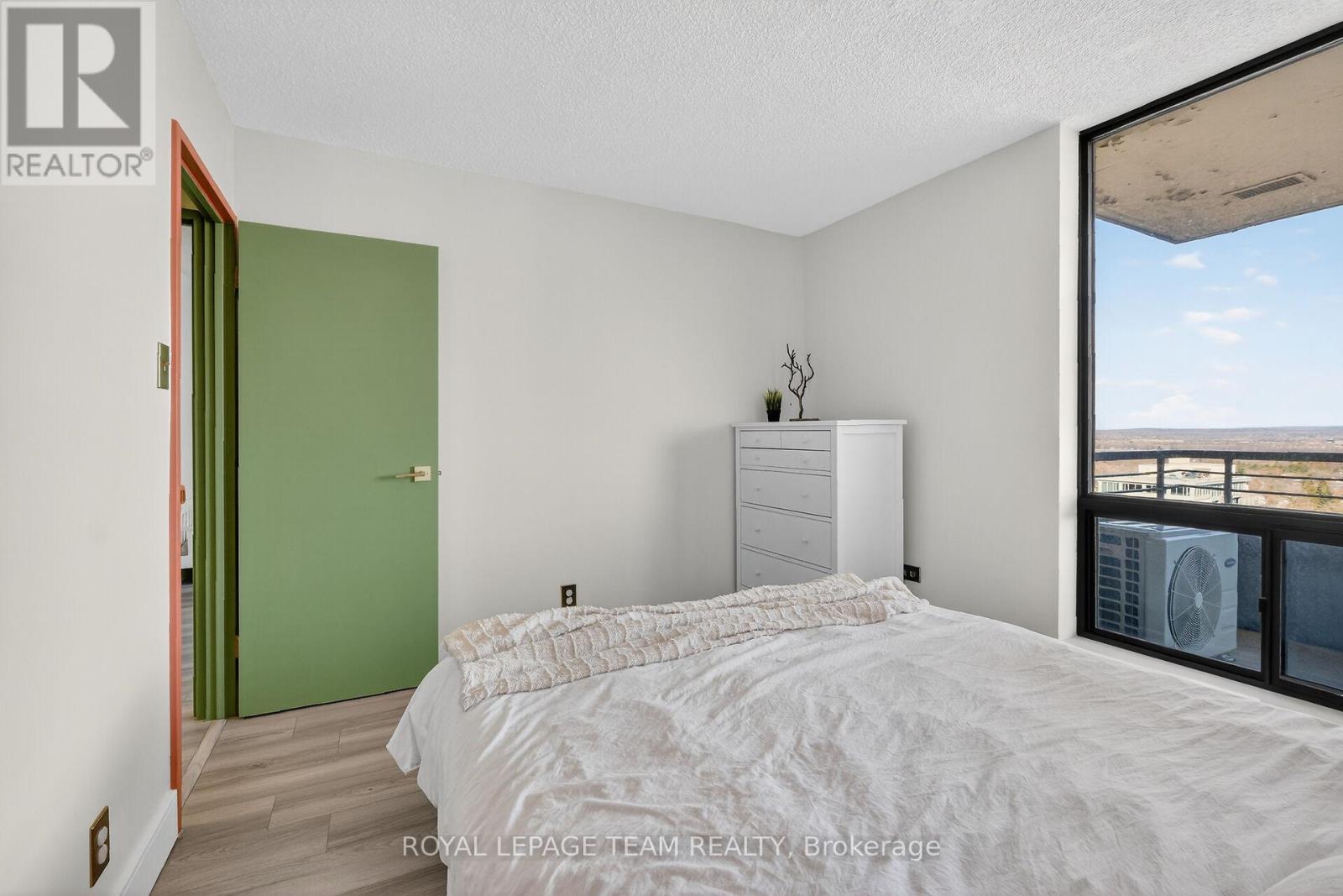 1809 - 515 St Laurent Boulevard S