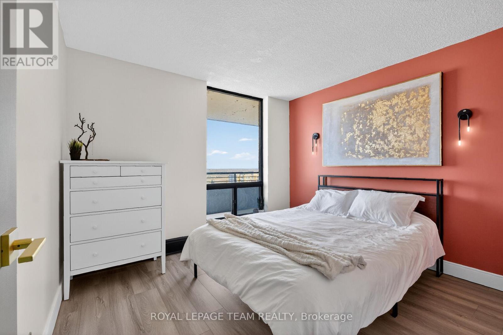 1809 - 515 St Laurent Boulevard S