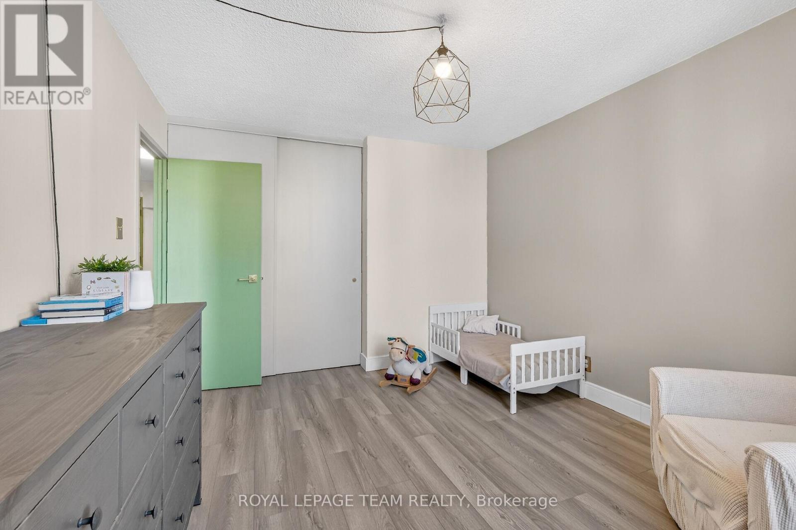 1809 - 515 St Laurent Boulevard S