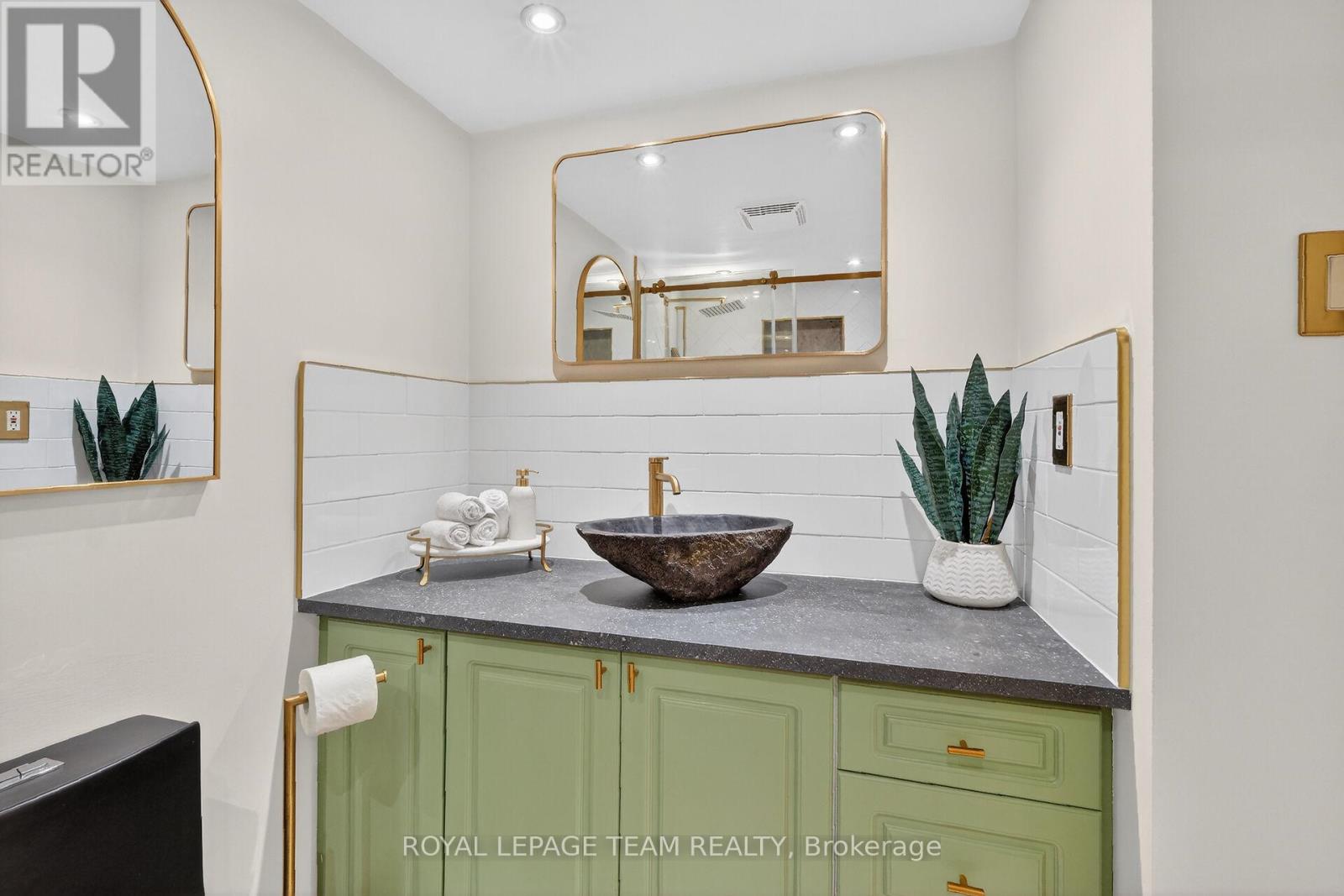 1809 - 515 St Laurent Boulevard S