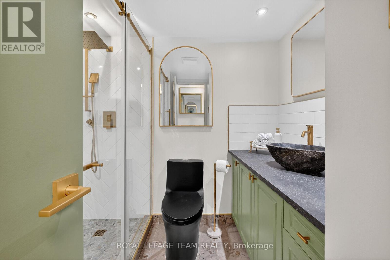 1809 - 515 St Laurent Boulevard S