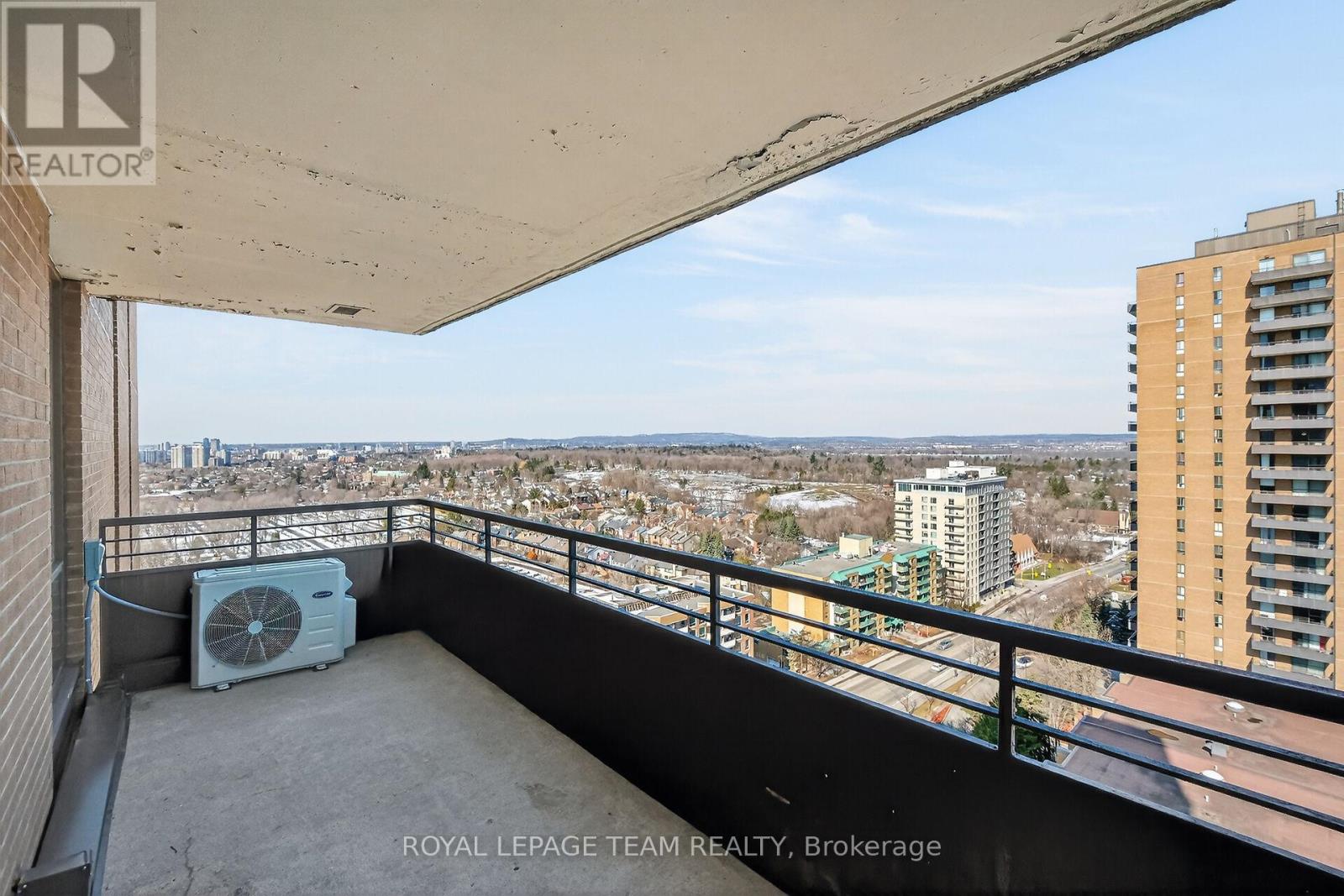 1809 - 515 St Laurent Boulevard S