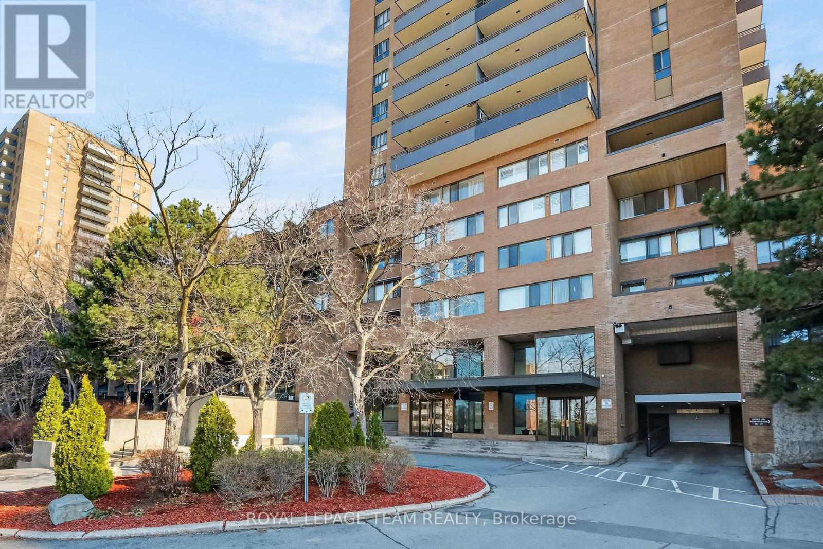 1809 - 515 St Laurent Boulevard S