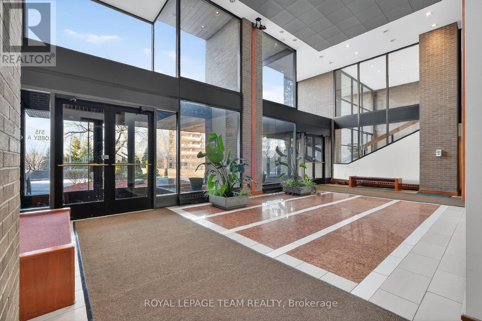 1809 - 515 St Laurent Boulevard S