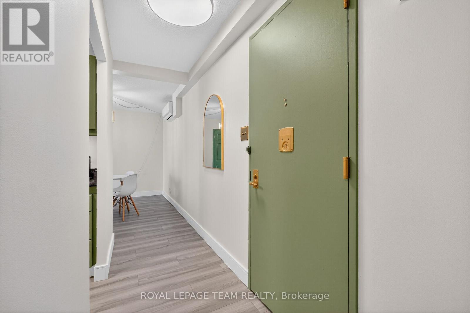 1809 - 515 St Laurent Boulevard S