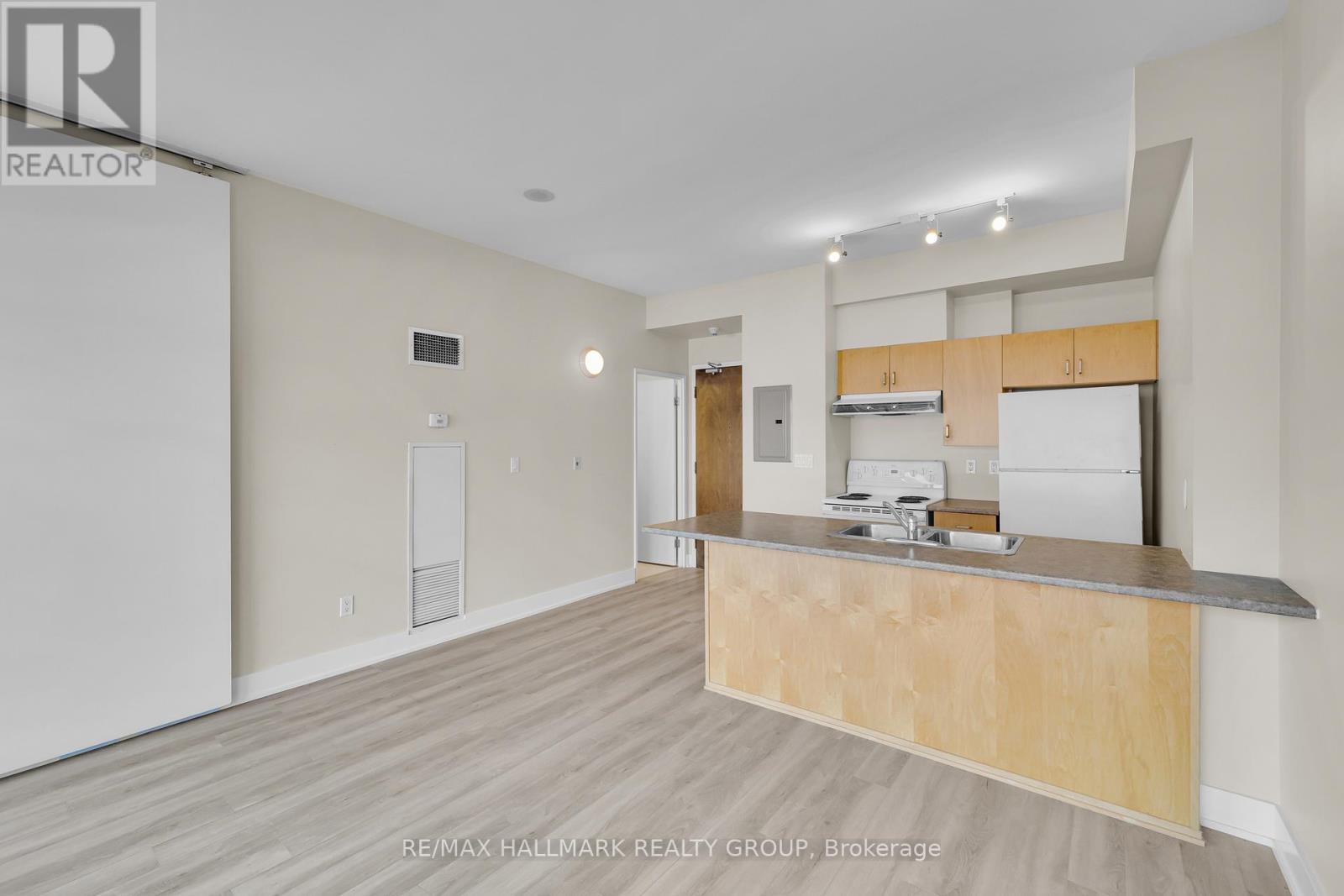 210 - 180 York Street