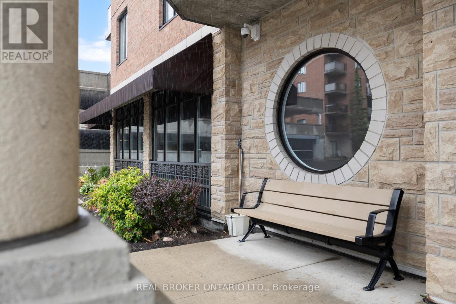 1004 - 314 Central Park Drive