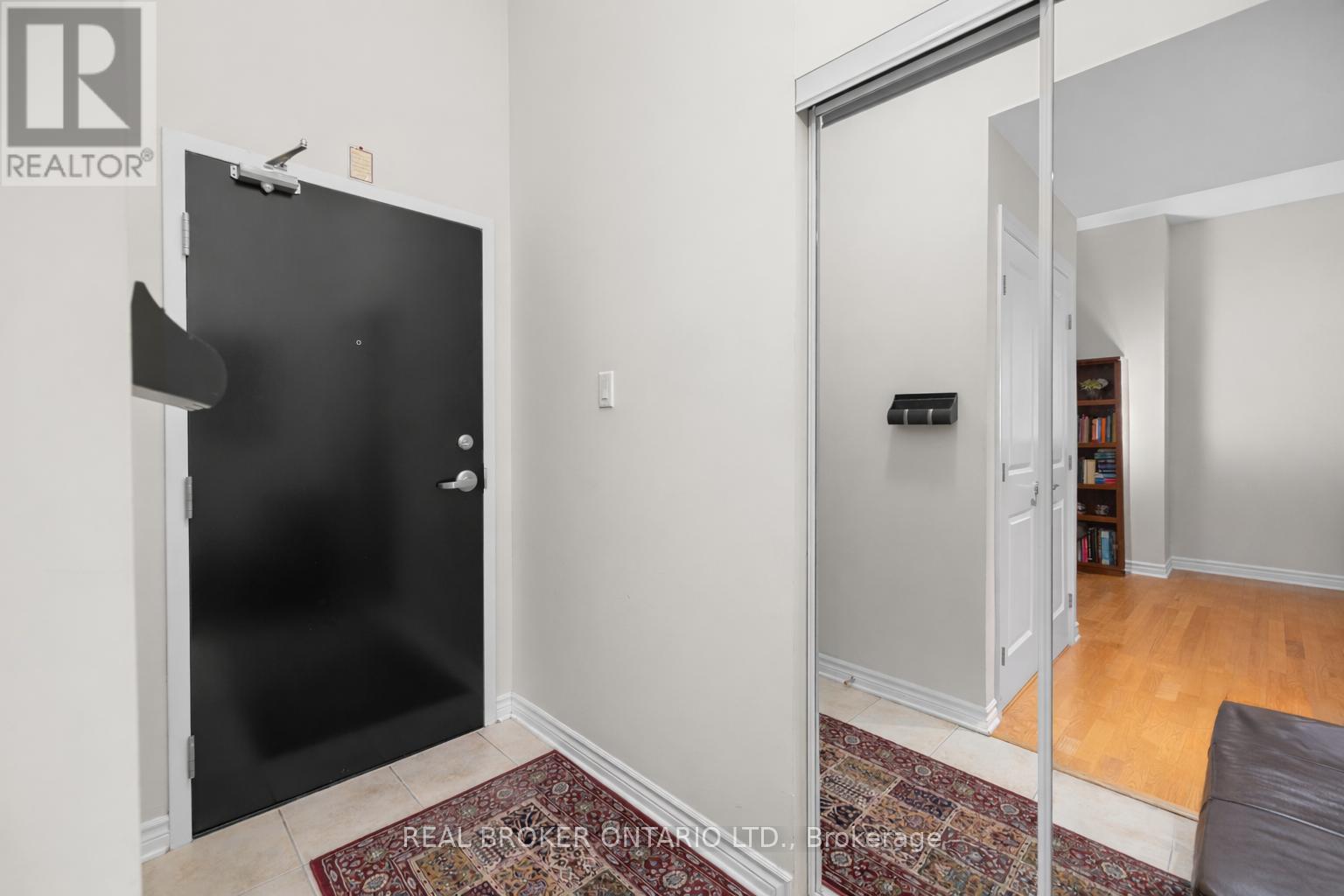1004 - 314 Central Park Drive