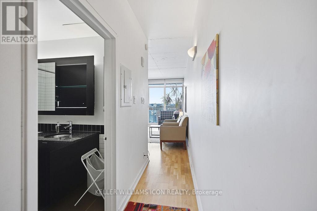 1301 - 324 Laurier Avenue W