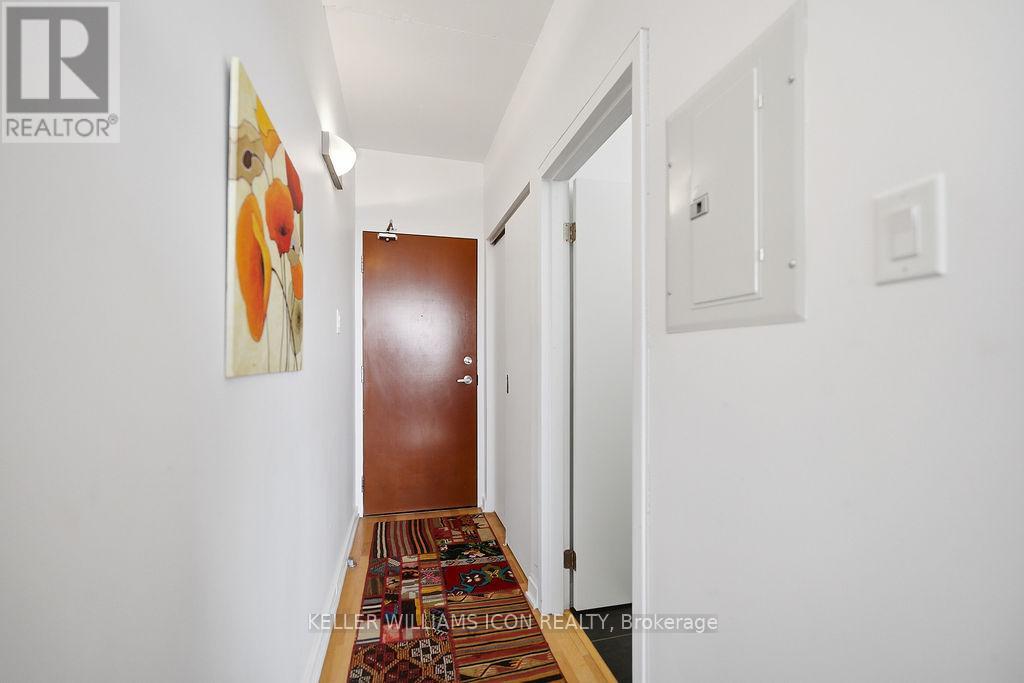 1301 - 324 Laurier Avenue W