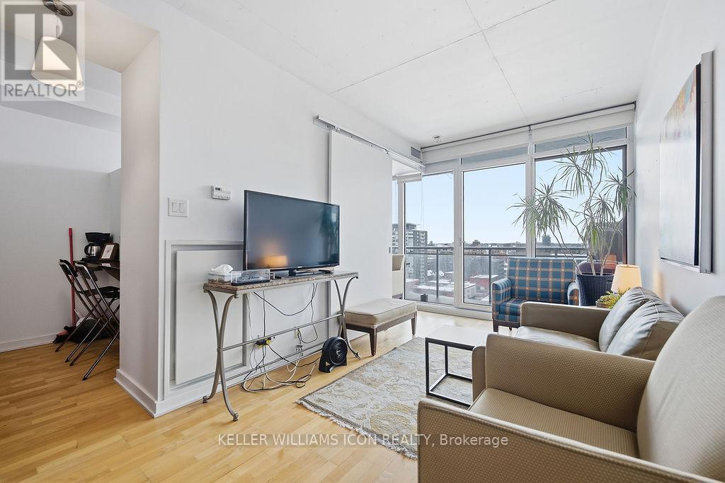 1301 - 324 Laurier Avenue W