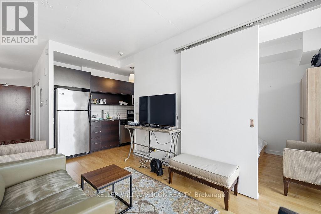 1301 - 324 Laurier Avenue W