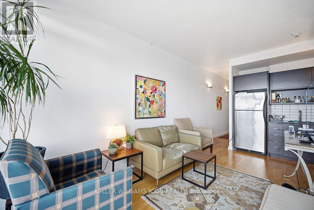 1301 - 324 Laurier Avenue W