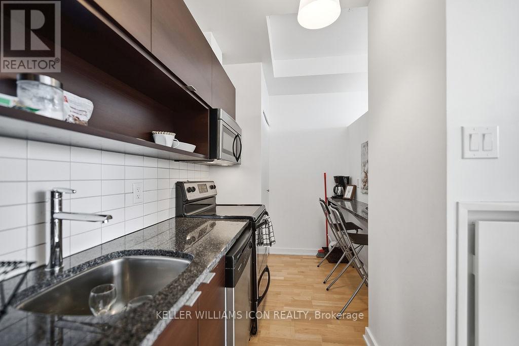 1301 - 324 Laurier Avenue W