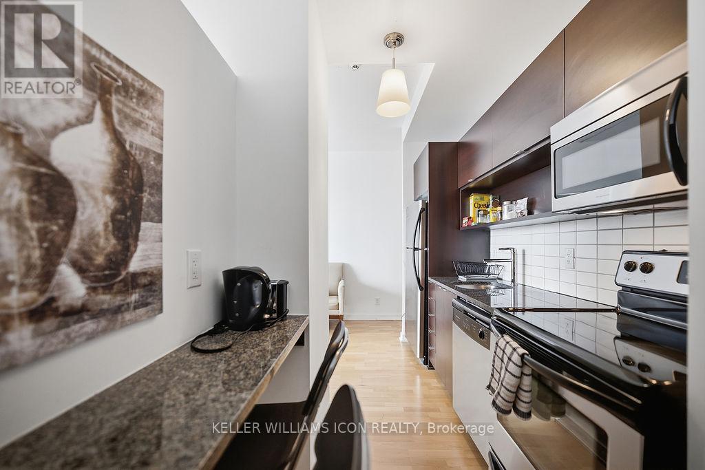 1301 - 324 Laurier Avenue W