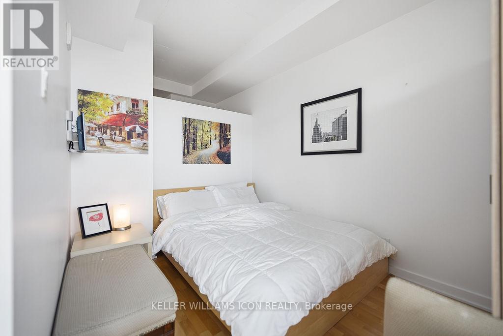 1301 - 324 Laurier Avenue W