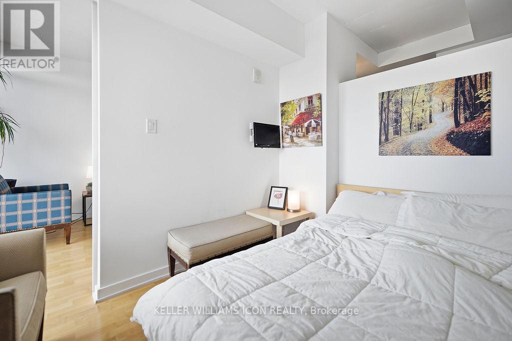 1301 - 324 Laurier Avenue W