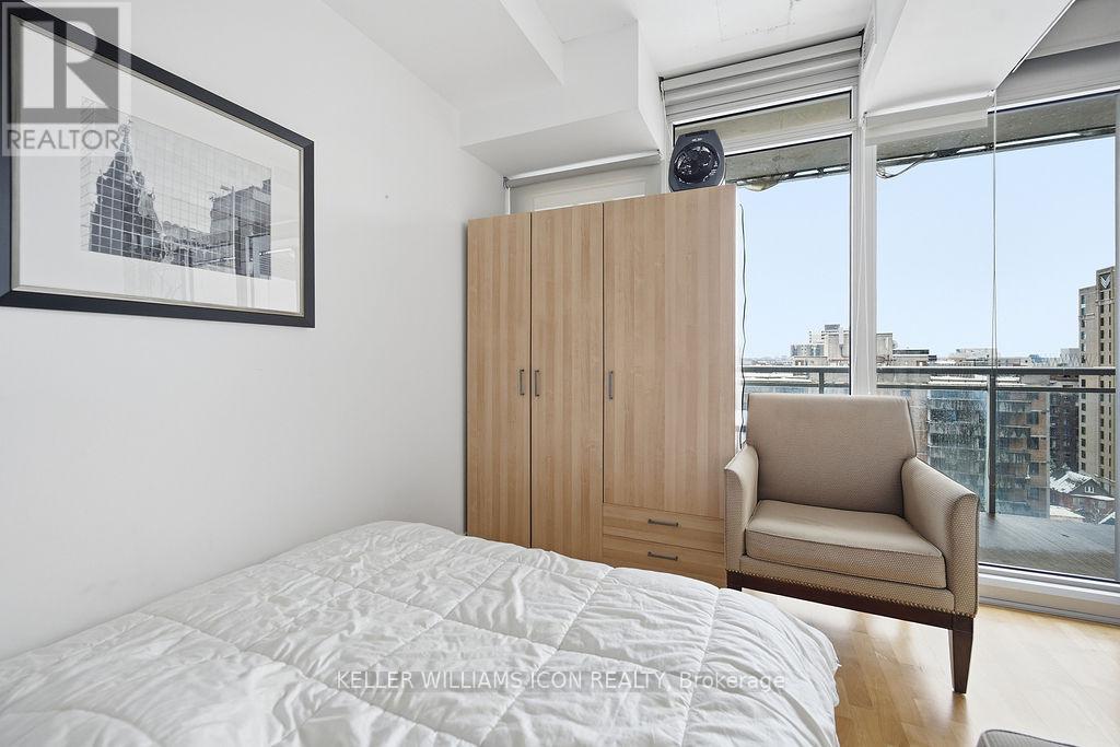 1301 - 324 Laurier Avenue W