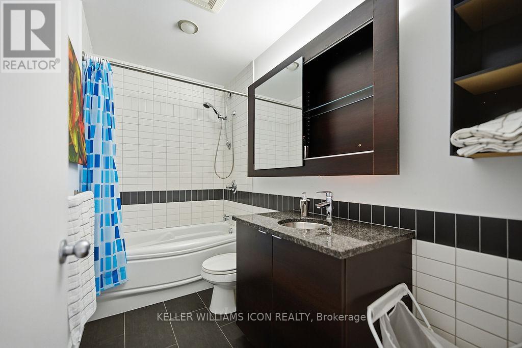 1301 - 324 Laurier Avenue W