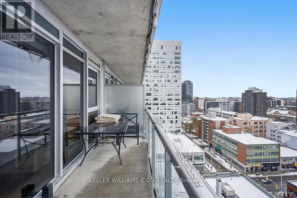 1301 - 324 Laurier Avenue W