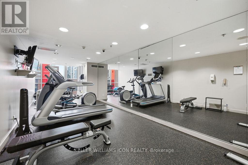 1301 - 324 Laurier Avenue W