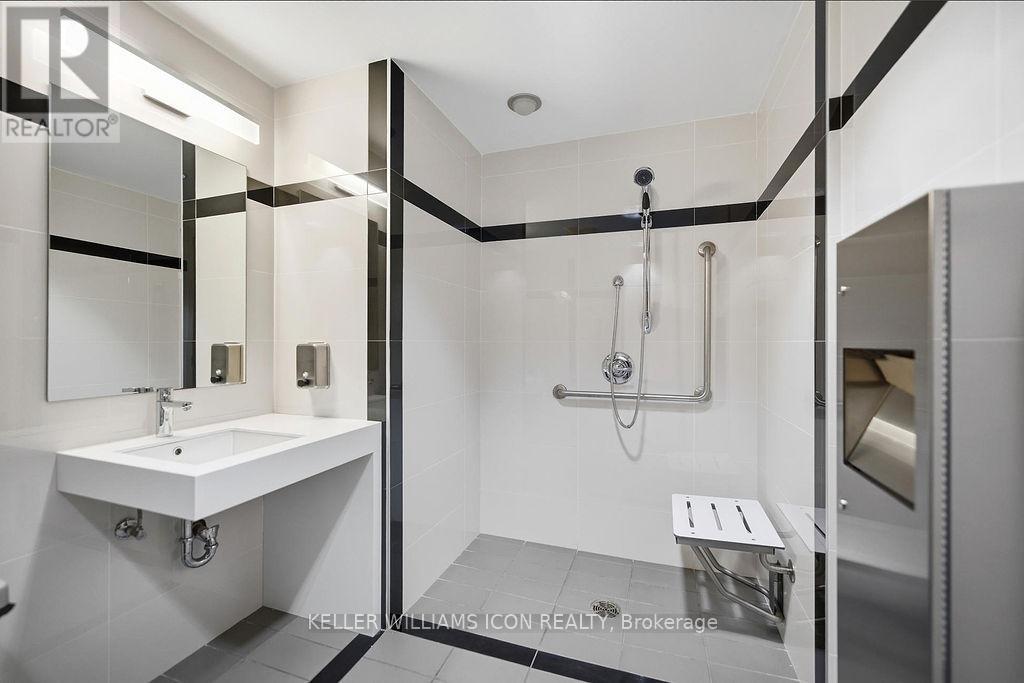 1301 - 324 Laurier Avenue W