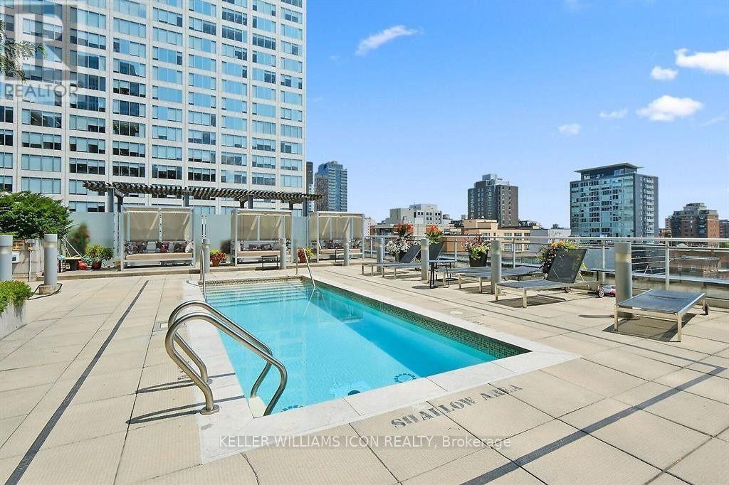 1301 - 324 Laurier Avenue W