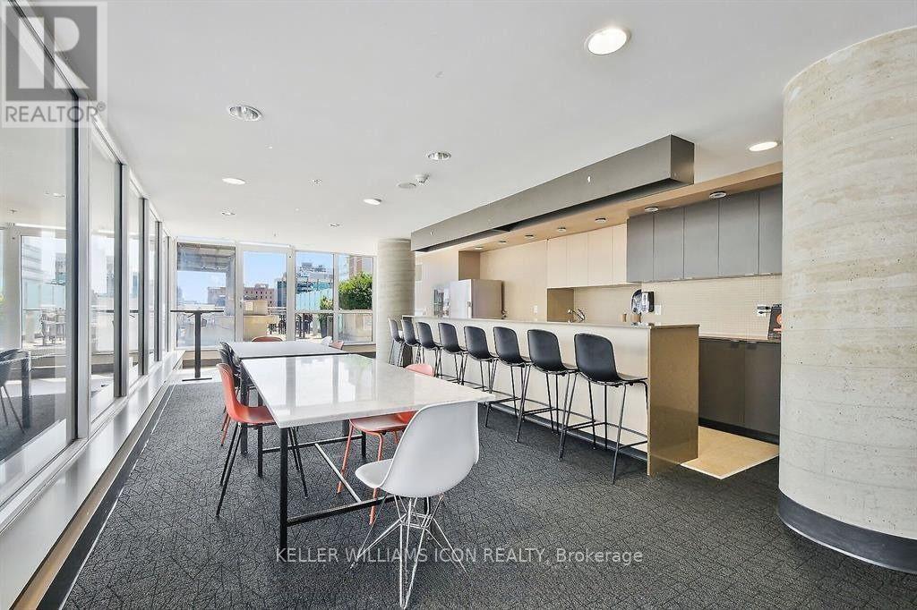 1301 - 324 Laurier Avenue W