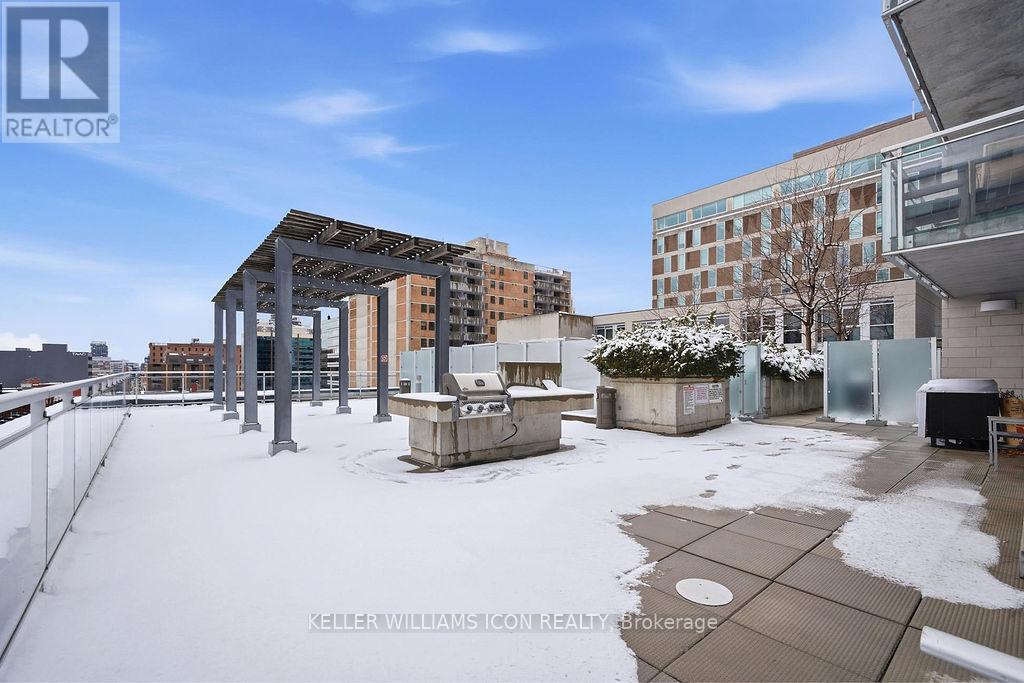 1301 - 324 Laurier Avenue W