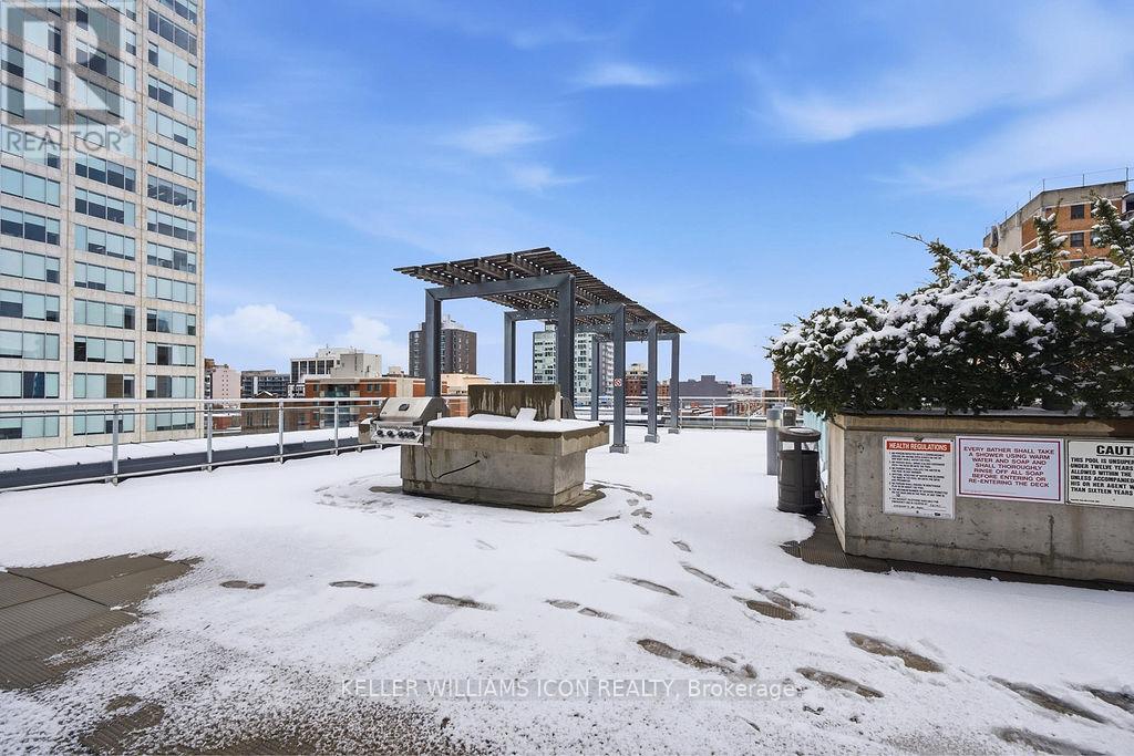 1301 - 324 Laurier Avenue W