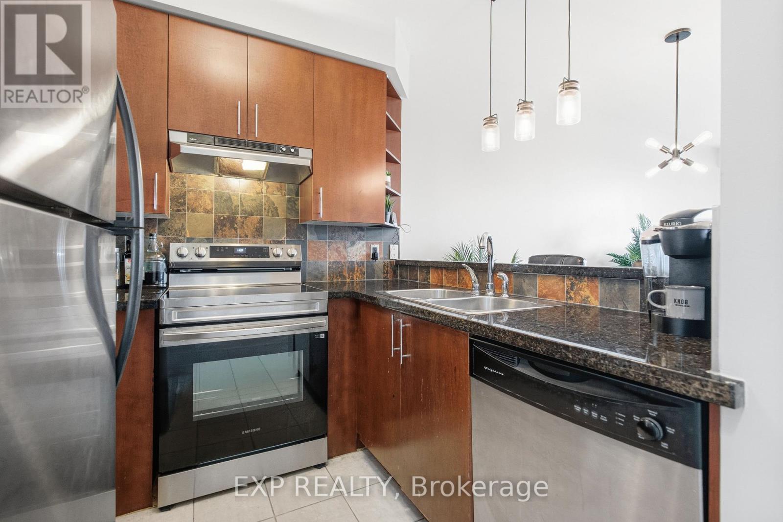 402 - 711 Churchill Avenue