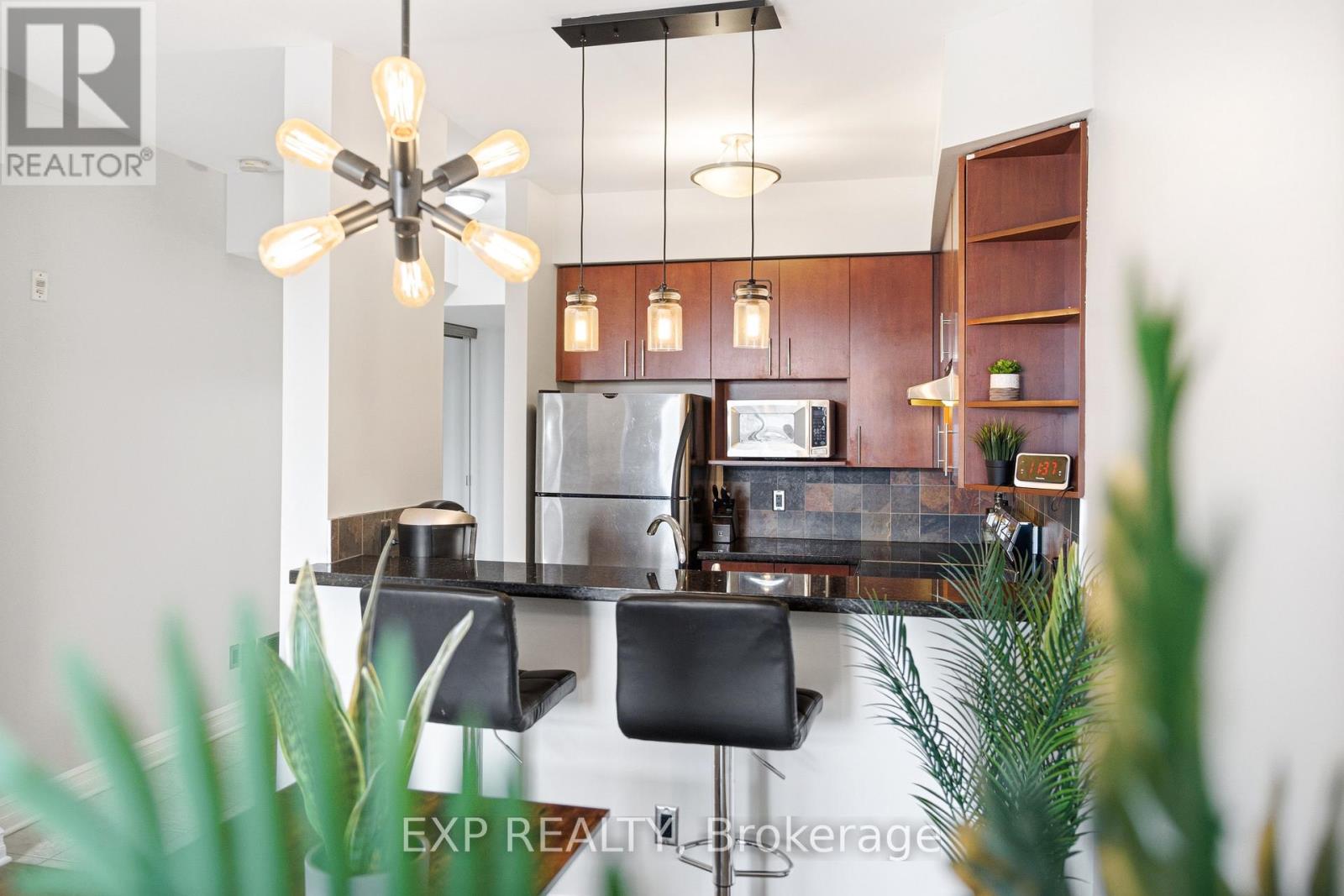 402 - 711 Churchill Avenue