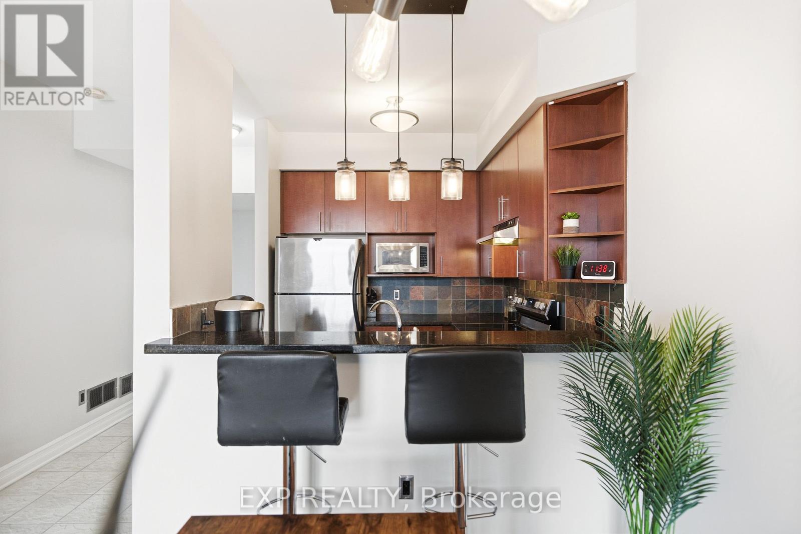 402 - 711 Churchill Avenue