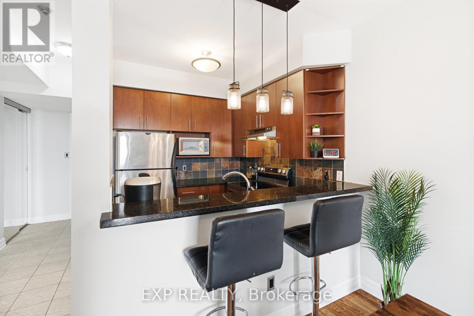 402 - 711 Churchill Avenue