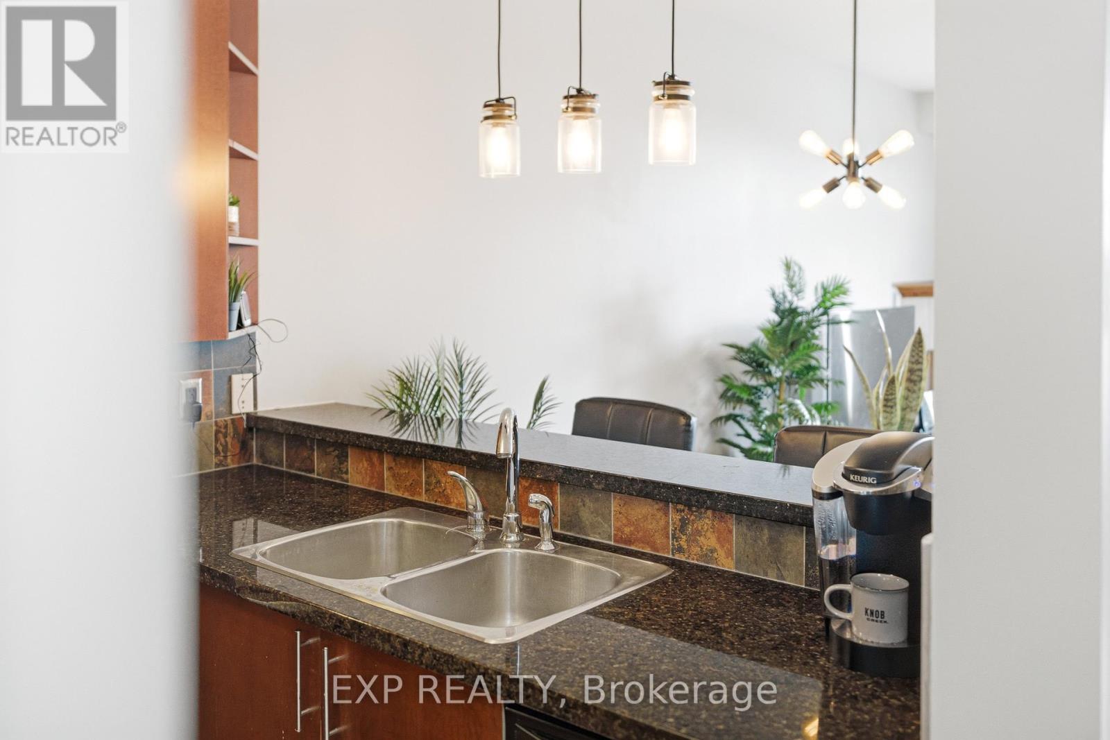 402 - 711 Churchill Avenue