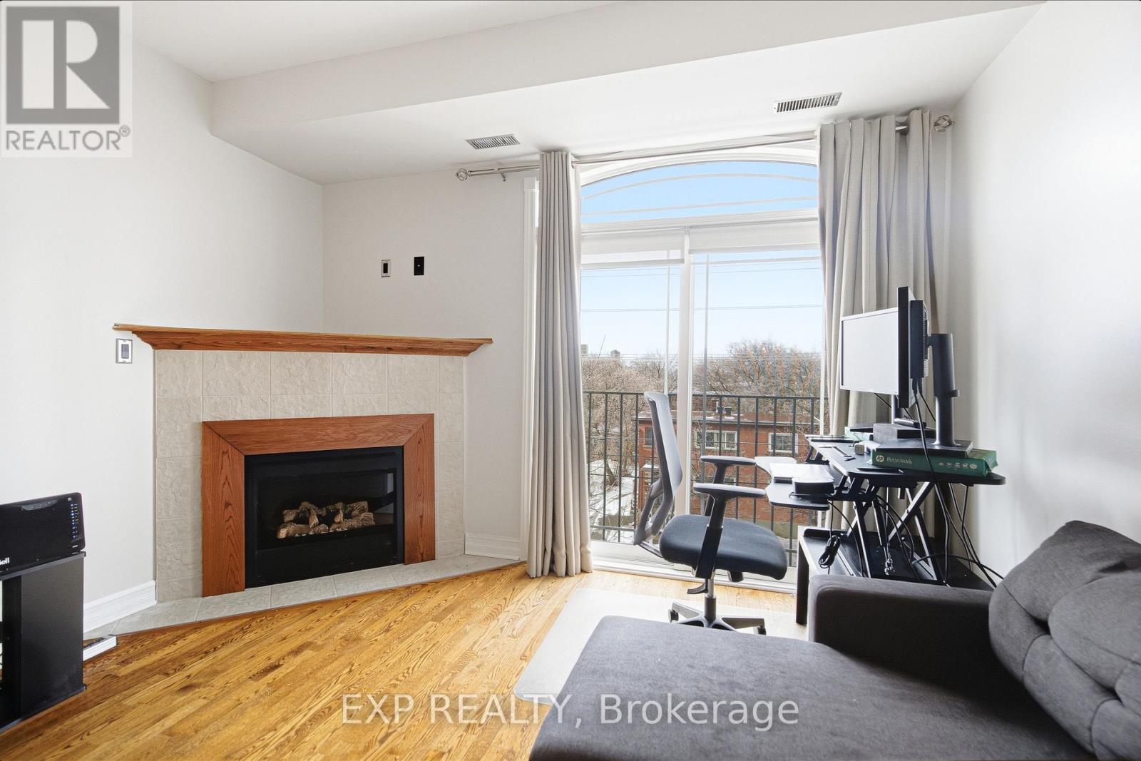 402 - 711 Churchill Avenue