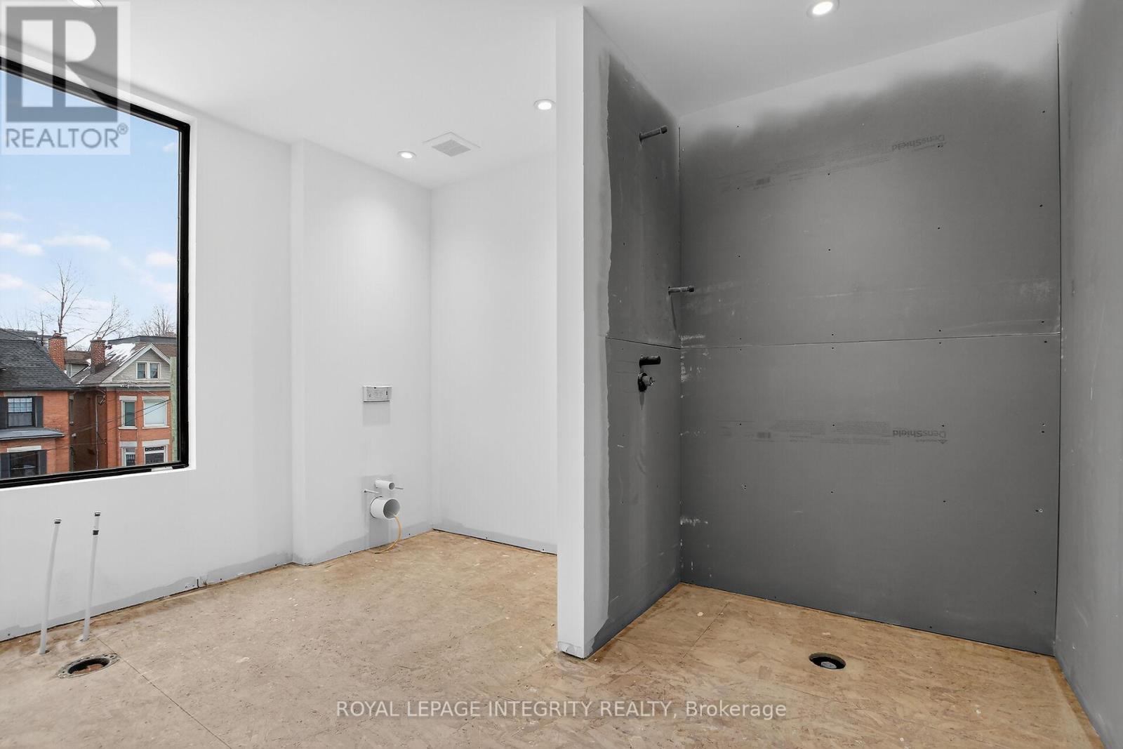 112 Queen Elizabeth Drive