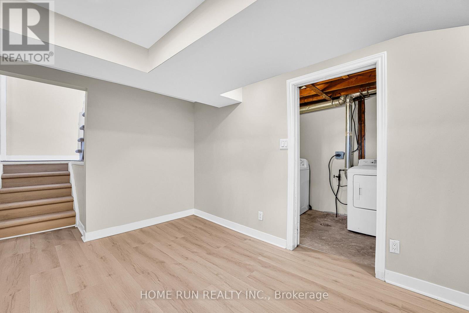 1259 Meadowlands Drive E