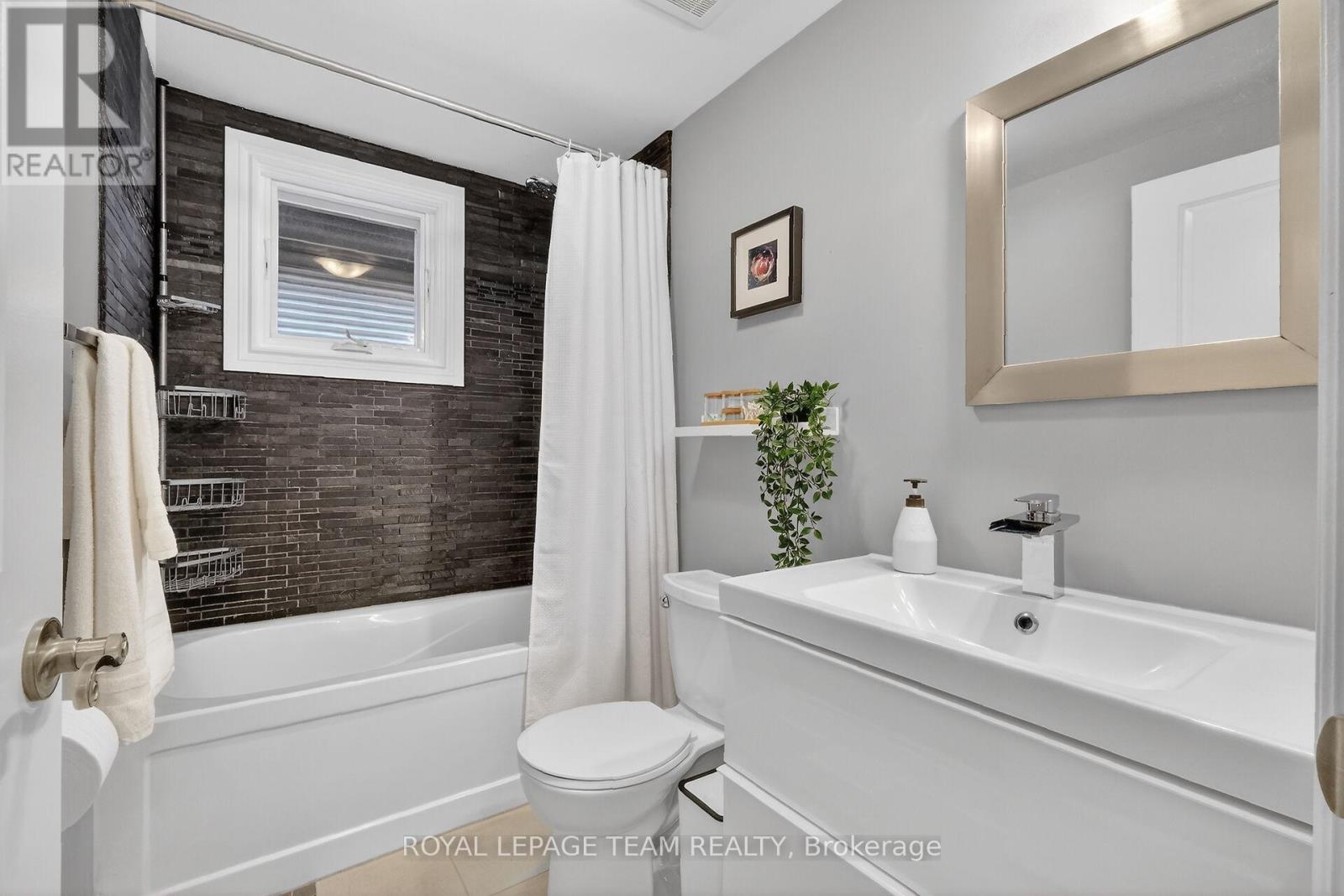 A - 142 A Queen Mary Street