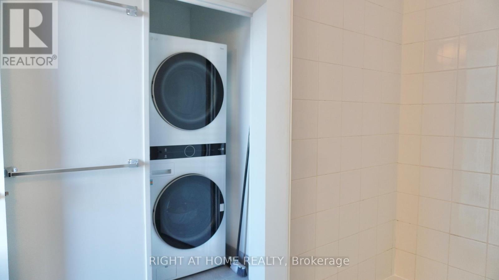 904 - 383 Cumberland Street